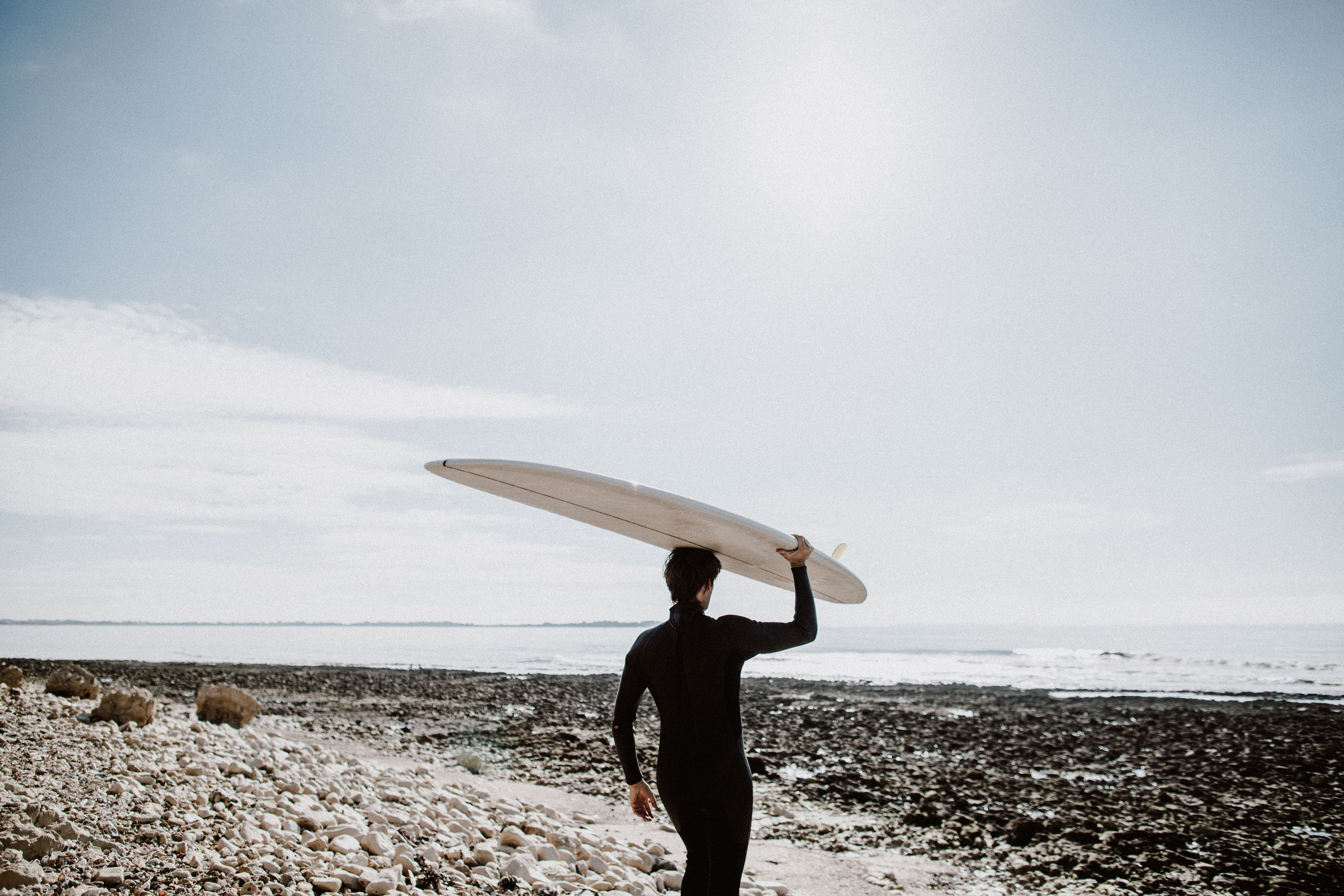 Surfeur à l'eau avec sa planche UWL